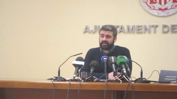 Fuset explica que es va accedir al fet que els promotors instal·laren graderies al no suposar cost a l'Ajuntament Fuset explica que es va accedir al fet que els promotors instal·laren graderies al no suposar cost a l'Ajuntament