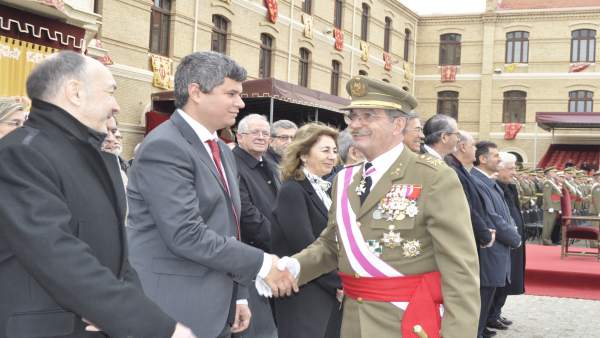 El teniente general José Carrasco saluda a las autoridades civiles. El teniente general José Carrasco saluda a las autoridades civiles.