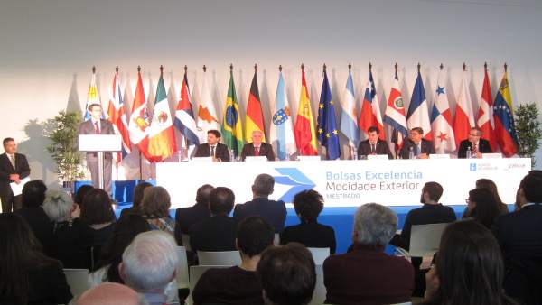 Feijóo en entrega de diplomas a jóvenes en Santiago Feijóo en entrega de diplomas a jóvenes en Santiago