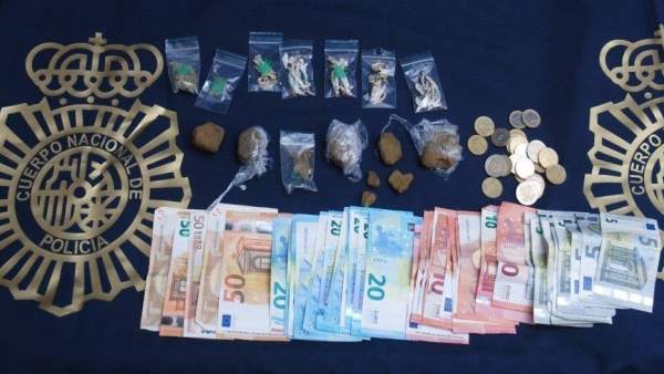 Objetos Incautados A Un Hombre Que Vendía Droga A Un Menor Objetos Incautados A Un Hombre Que Vendía Droga A Un Menor