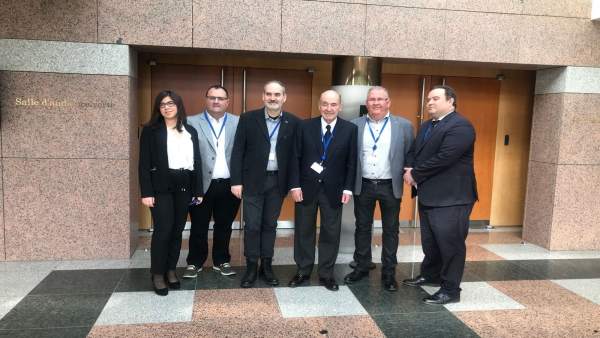 El equipo de Miquel Roca junto a responsables de Fruits de Ponent El equipo de Miquel Roca junto a responsables de Fruits de Ponent