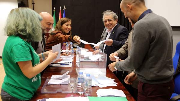 El rector de la UMA en la votación de los nuevos estatutos que limita su mandato El rector de la UMA en la votación de los nuevos estatutos que limita su mandato