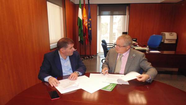 El delegado de Salud, Rafael López, con el alcalde de Jabugo, Gilberto Domínguez El delegado de Salud, Rafael López, con el alcalde de Jabugo, Gilberto Domínguez