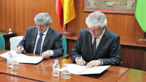 Firma de conveno entre la ULE y la Fundación España-Duero. Firma de conveno entre la ULE y la Fundación España-Duero.
