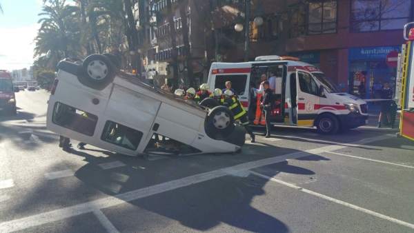 Furgoneta volcada en la Gran Via de Germaníes de València Furgoneta volcada en la Gran Via de Germaníes de València