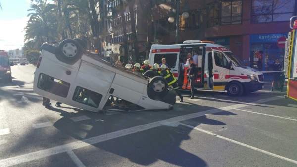 Dos persones resulten ferides lleus en la bolcada d'un turisme en la Gran Via de Germanies de València Dos persones resulten ferides lleus en la bolcada d'un turisme en la Gran Via de Germanies de València