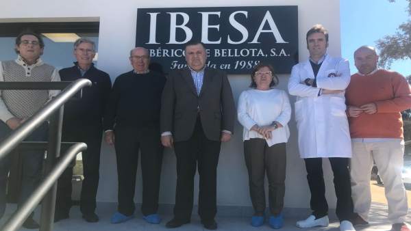 Zurera (centro), durante su visita a Ibesa Zurera (centro), durante su visita a Ibesa