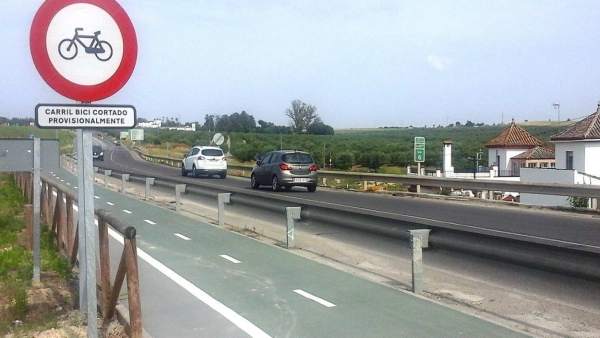 Carril bici cerrado en Salteras Carril bici cerrado en Salteras