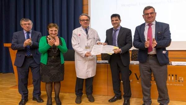 Entrega de la certificación a ambos servicios del hospital Entrega de la certificación a ambos servicios del hospital