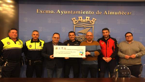 Fwd: La Policía Local Y Bomberos De Almuñécar Entregan A Cáritas Local 10.400 Eu Fwd: La Policía Local Y Bomberos De Almuñécar Entregan A Cáritas Local 10.400 Eu