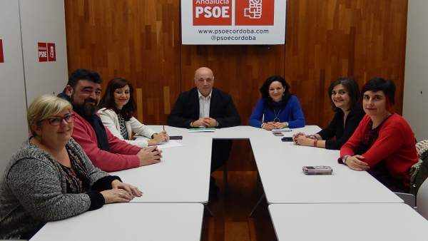 Los dirigentes del PSOE (centro) con los de UGT (izda.) y CCOO (dcha.) Los dirigentes del PSOE (centro) con los de UGT (izda.) y CCOO (dcha.)