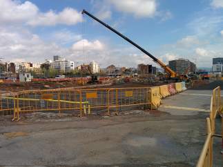 Obras de construcción de la nueva plaza de Glòries, en Barcelona.