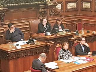 Gerardo Pisarello, Ada Colau, Laia Ortiz: pleno del Ayuntamiento de Barcelona.