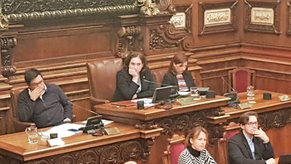 Gerardo Pisarello, Ada Colau, Laia Ortiz: pleno del Ayuntamiento de Barcelona. Gerardo Pisarello, Ada Colau, Laia Ortiz: pleno del Ayuntamiento de Barcelona.