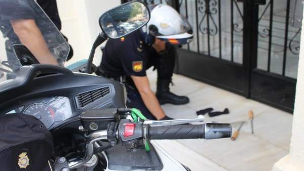 Tres detinguts per assaltar una vivenda i enfrontar-se al propietari a Alacant Tres detinguts per assaltar una vivenda i enfrontar-se al propietari a Alacant