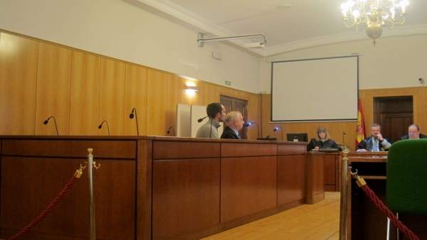 El condenado junto a su abogado en la Audiencia. El condenado junto a su abogado en la Audiencia.