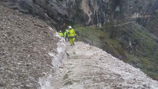 Reabierta la Ruta del Cares tras retirar dos aludes Reabierta la Ruta del Cares tras retirar dos aludes