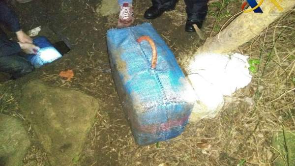 Fardo de hachís encontrado en un zulo en El Tormo Fardo de hachís encontrado en un zulo en El Tormo