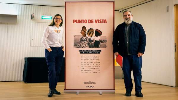 Garbiñe Ortega y Fernando Pérez posan junto al cartel del festival Garbiñe Ortega y Fernando Pérez posan junto al cartel del festival
