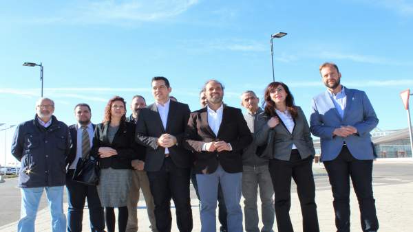 Ciudadanos en rueda en el Dique de Levante en apoyo al hotel del puerto Ciudadanos en rueda en el Dique de Levante en apoyo al hotel del puerto