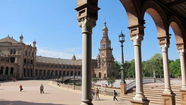 Turistas en la Plaza de España de Sevilla Turistas en la Plaza de España de Sevilla