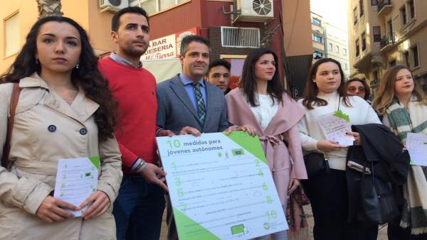 Carlos Conde en rueda de prensa con Loli Caetano, de NNGG Málaga Carlos Conde en rueda de prensa con Loli Caetano, de NNGG Málaga