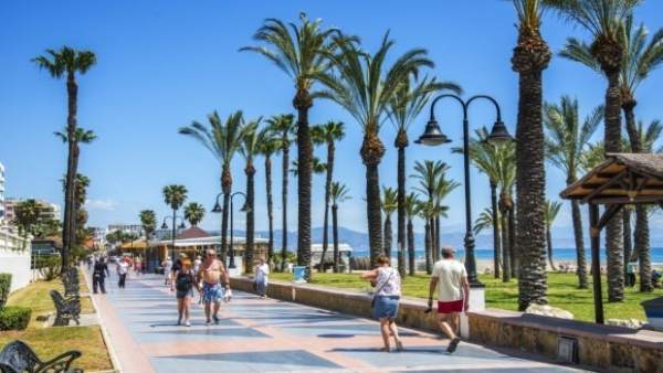 Turistas viajeros paseo marítimo sol Torremolinos Turistas viajeros paseo marítimo sol Torremolinos