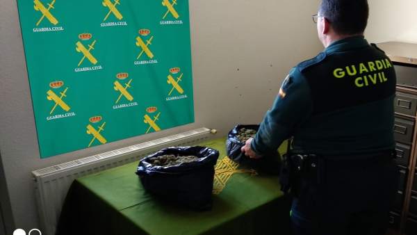 Detenidos en Salvaterra dos ocupantes de un coche con marihuana. Detenidos en Salvaterra dos ocupantes de un coche con marihuana.