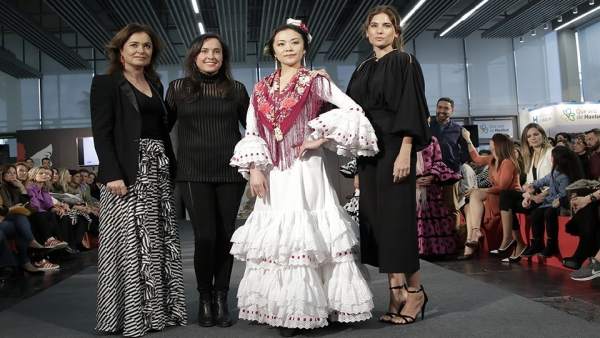 Lourdes Montes y Rocío Terry confeccionan un traje de flamenca de hilo reciclado Lourdes Montes y Rocío Terry confeccionan un traje de flamenca de hilo reciclado
