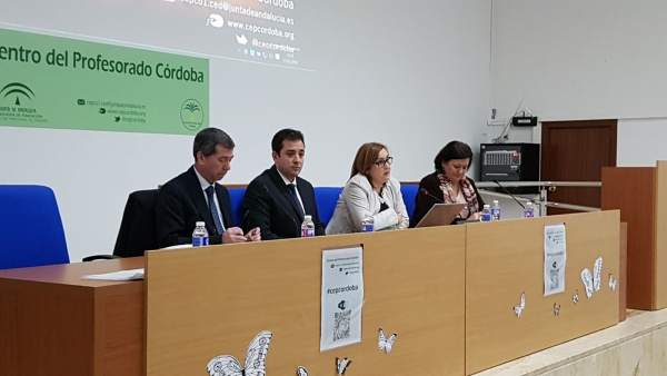 López (segundo por la izda.) inaugura el encuentro López (segundo por la izda.) inaugura el encuentro
