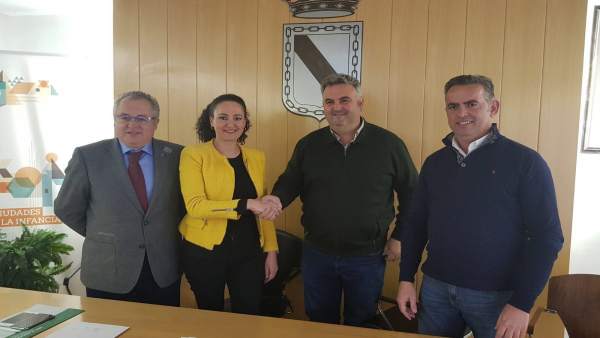 Ayuntamiento de Gibraleón firma adjudicación de obras del centro de salud. Ayuntamiento de Gibraleón firma adjudicación de obras del centro de salud.