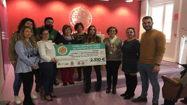Entrega del cheque solidario Entrega del cheque solidario