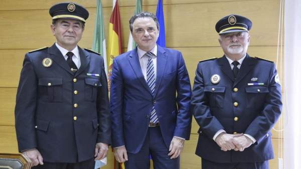 Nuevo jefe policía local de Torremolinos, con el anterior y el alcalde Nuevo jefe policía local de Torremolinos, con el anterior y el alcalde
