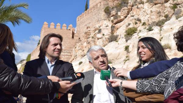 Representantes de Ciudadanos (Cs), ante la Alcazaba de Almería Representantes de Ciudadanos (Cs), ante la Alcazaba de Almería