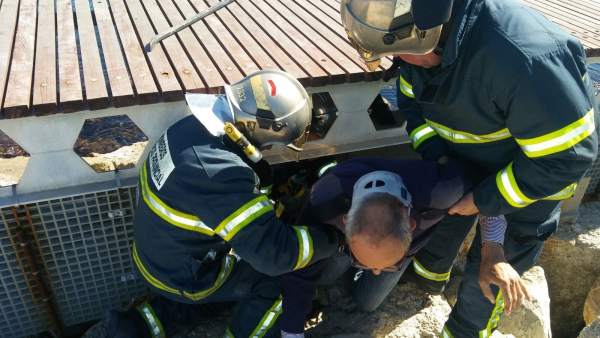 Bomberos rescatan a un pescador herido en Algeciras Bomberos rescatan a un pescador herido en Algeciras
