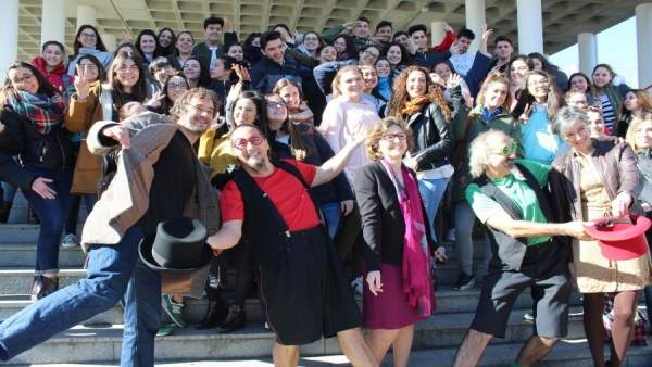 Autoridades y alumnos en la presentación de Circuni Autoridades y alumnos en la presentación de Circuni