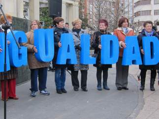 Mujeres Sujetan Palabra 'Igualdad' Por Día Mujer Trabajadora 8 Marzo