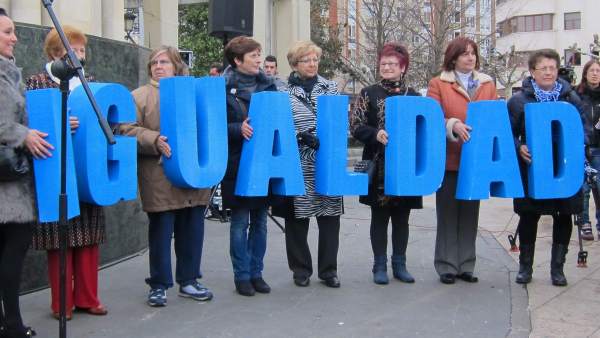 Mujeres Sujetan Palabra 'Igualdad' Por Día Mujer Trabajadora 8 Marzo Mujeres Sujetan Palabra 'Igualdad' Por Día Mujer Trabajadora 8 Marzo