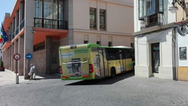 Un autobús de Aucorsa pasa junto al Ayuntamiento Un autobús de Aucorsa pasa junto al Ayuntamiento