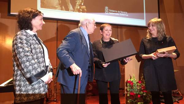 Uxue Barkos entrega el premio 'Francisco de Javier' a Pedro Iturralde Uxue Barkos entrega el premio 'Francisco de Javier' a Pedro Iturralde
