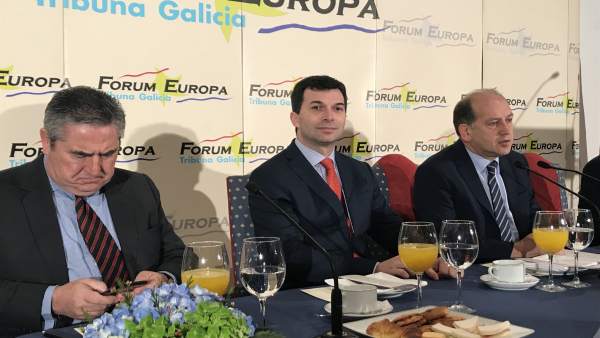 El líder del PSdeG, Gonzalo Caballero, con Leiceaga en los desayunos El líder del PSdeG, Gonzalo Caballero, con Leiceaga en los desayunos