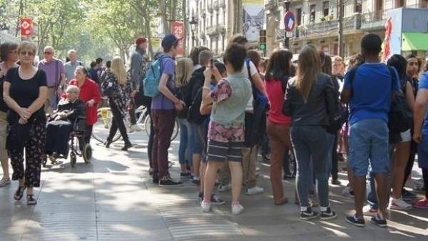Turistas en la Rambla de Barcelona. Turistas en la Rambla de Barcelona.
