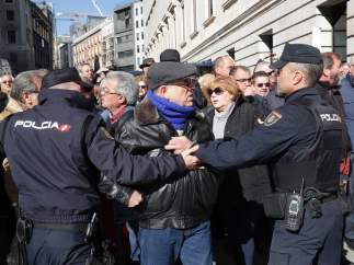 Miles de pensionistas cortan los alrededores del Congreso