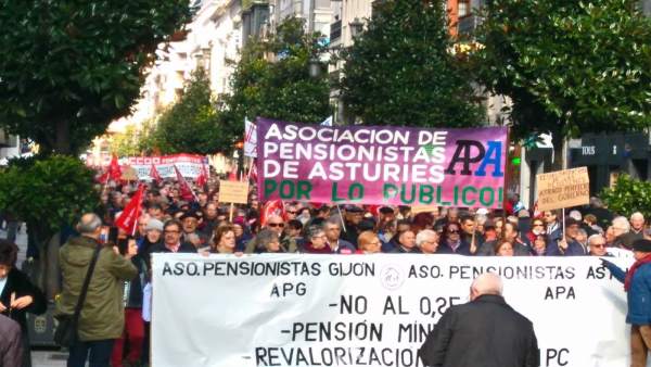 Más de 4.500 personas se movilizan en Oviedo para reclamar pensiones dignas Más de 4.500 personas se movilizan en Oviedo para reclamar pensiones dignas