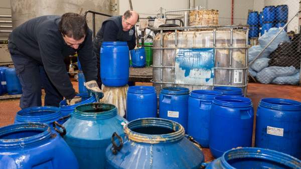 Contenedores de Recikla donde se recoge aceite doméstico usado Contenedores de Recikla donde se recoge aceite doméstico usado