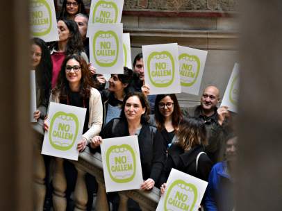 La alcaldesa de Barcelona, Ada Colau, junto representantes de diferentes discotecas de la ciudad.
