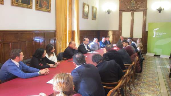 Reunión con los alcaldes para abordar las ayudas Reunión con los alcaldes para abordar las ayudas