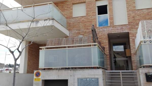 La Policia rescata un nadó sol dins de casa després de quedar-se la seua mare tancada en el balcó a Sagunt La Policia rescata un nadó sol dins de casa després de quedar-se la seua mare tancada en el balcó a Sagunt