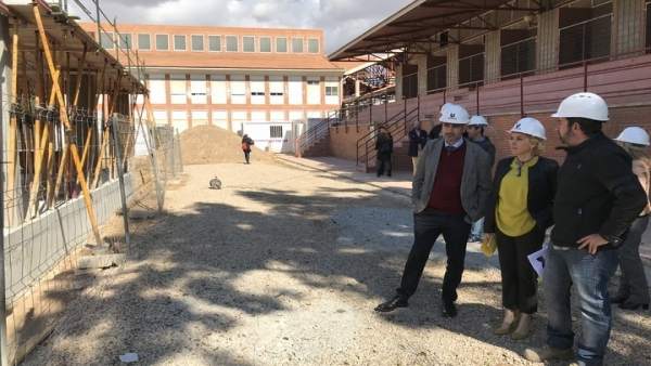 Martínez-Cachá visita las obras que se están realizando en el IES BEN ARABÍ Martínez-Cachá visita las obras que se están realizando en el IES BEN ARABÍ