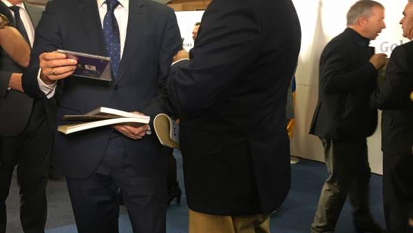 El presidente canario, Fernando Clavijo, con el nieto de Pino Ojeda El presidente canario, Fernando Clavijo, con el nieto de Pino Ojeda